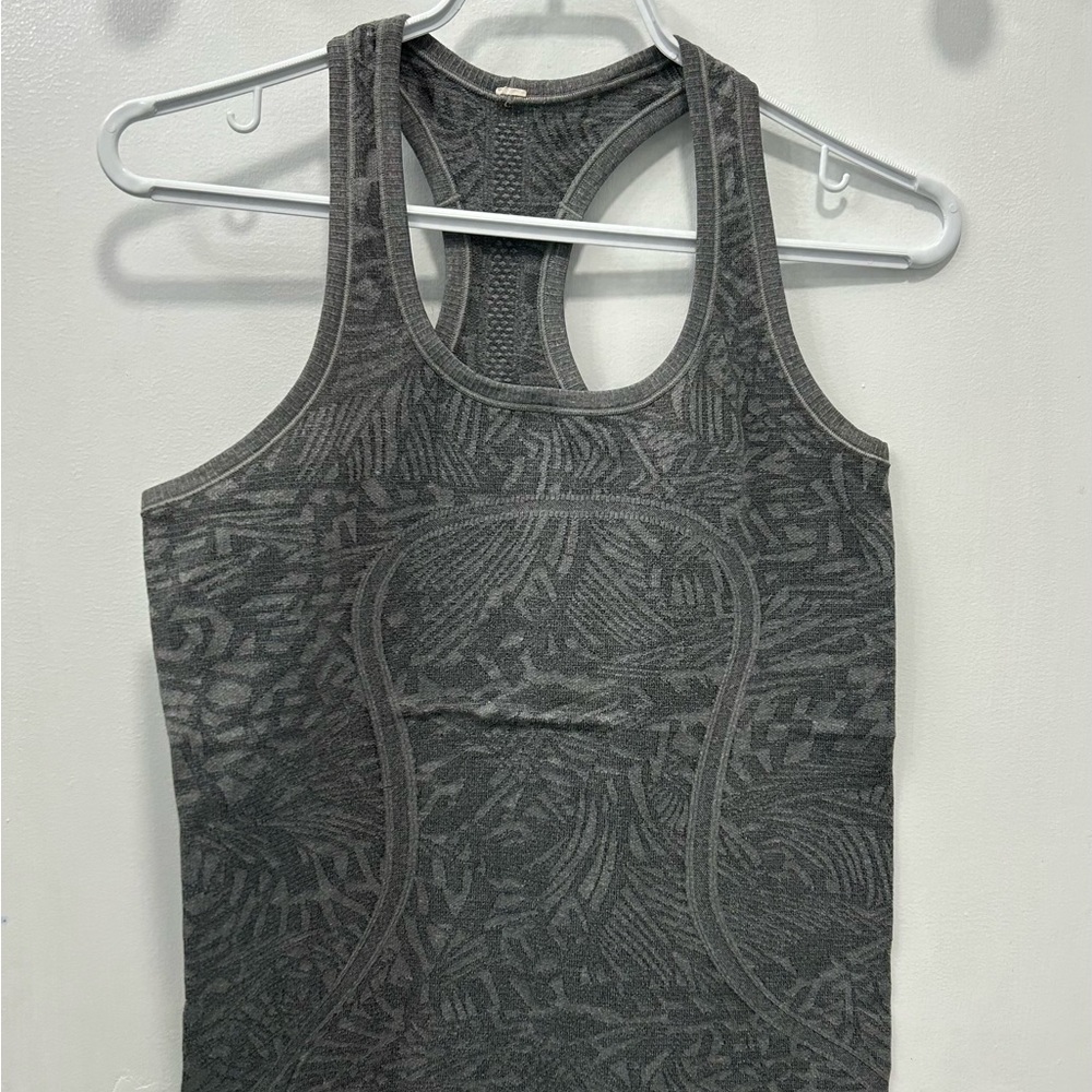 Fitted Gray Sleeveless Tank Top with Crew Neck